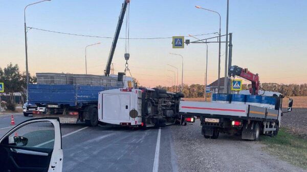 Микроавтобус с 19 пассажирами перевернулся под Анапой