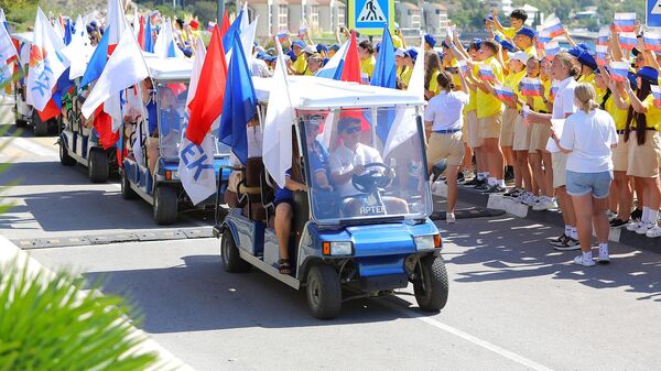 В Международном детском центре Артек прошел автопробег Под флагом единым!