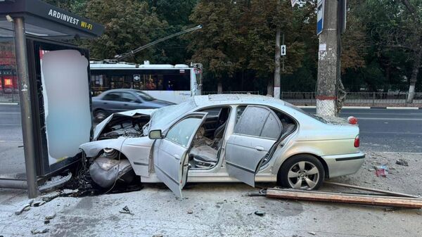 В Симферополе BMW налетел на столб и въехал в остановку общественного транспорта