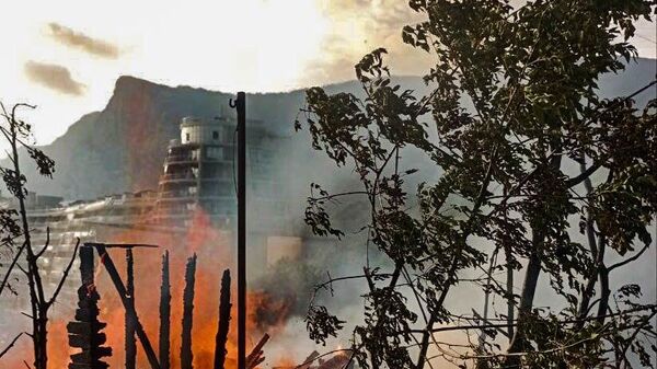 Пожар в деревянной постройке в районе бухты Ласпи 