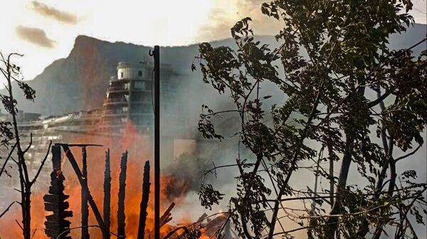 Пожар в деревянной постройке в районе бухты Ласпи 