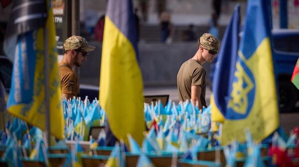 Флаги Украины и боевики ВСУ