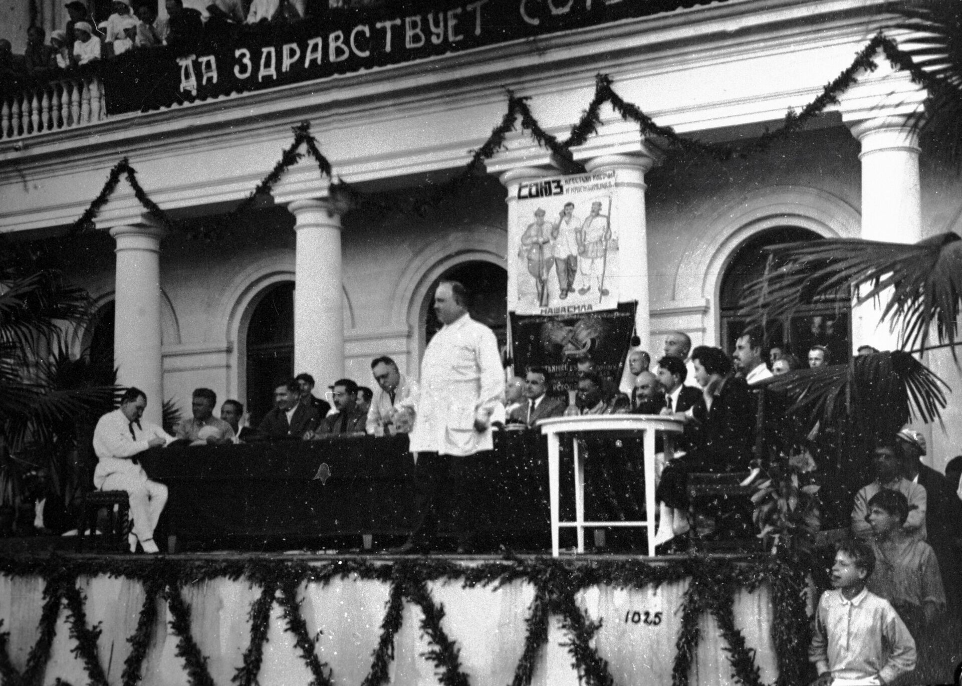 Советский поэт Демьян Бедный выступает на митинге по случаю открытия санатория в Ливадии. - РИА Новости, 1920, 19.09.2024