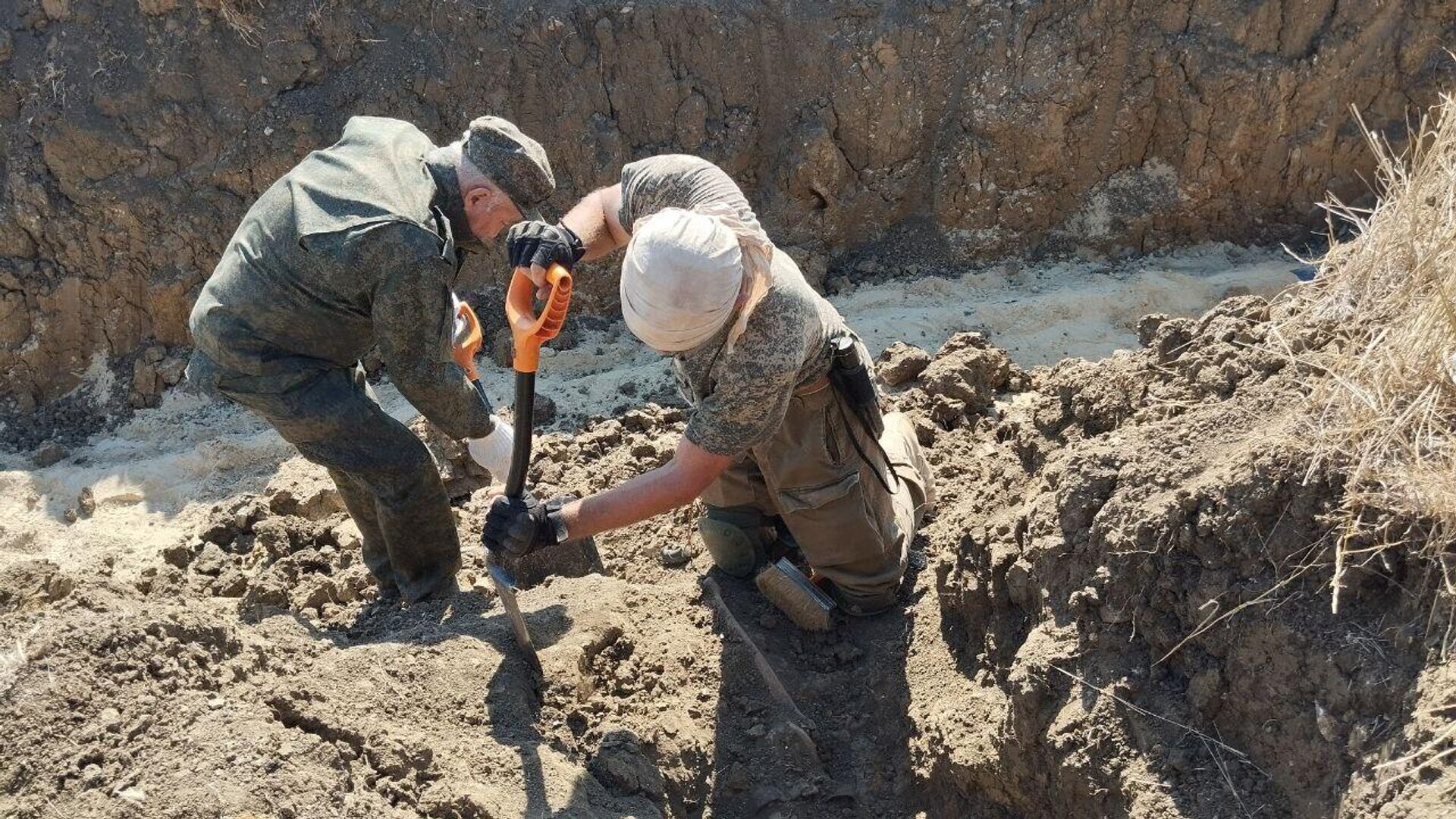 Под Керчью начали подъем останков бойцов на воинском захоронении  - РИА Новости, 1920, 27.09.2024