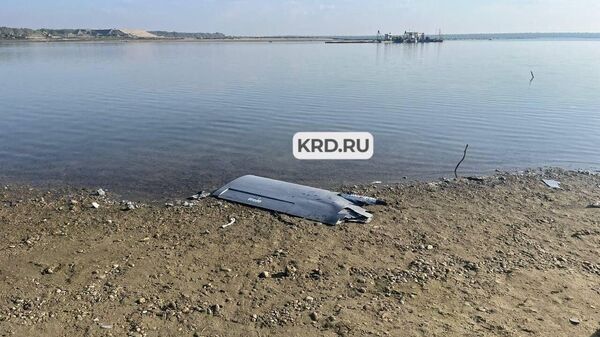 Обломки неизвестного летательного аппарата на берегу водохранилища в Краснодаре