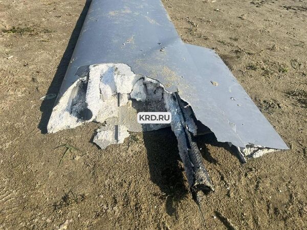 Обломки неизвестного летательного аппарата на берегу водохранилища в Краснодаре Обломки неизвестного летательного аппарата на берегу водохранилища в Краснодаре