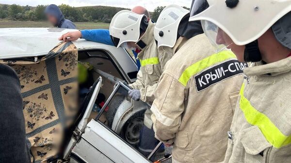 На трассе в Крыму водителя зажало в искореженном авто