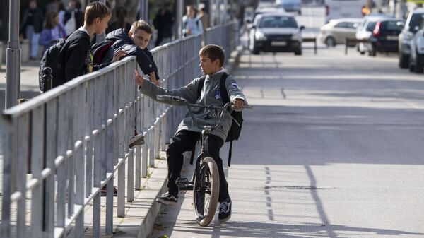 Дети с велосипедом на проезжей части