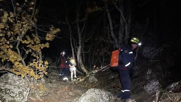 В Крыму спасатели помогли застрявшим на горе Южная Демерджи трем туристам 