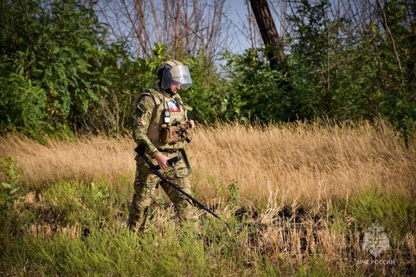 Пиротехники из Севастополя разминировали земли Донбасса Пиротехники из Севастополя разминировали земли Донбасса