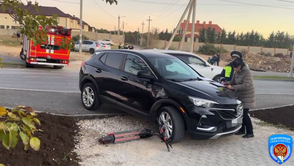 В Севастополе на одном перекрестке машины сбили несовершеннолетний водителей мопеда и самоката