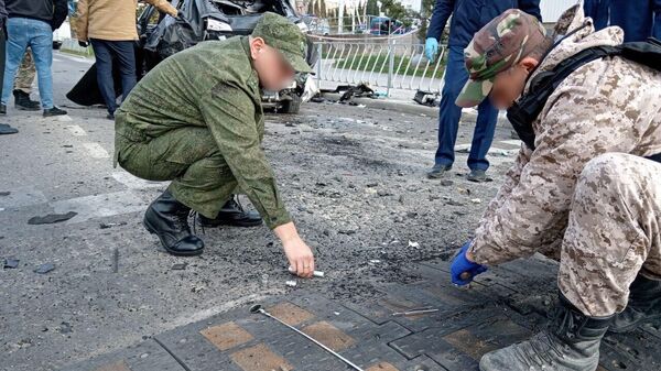 Следователи работают на месте взрыва машины в Севастополе