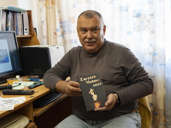 Писатель и издатель Сергей Малышев показывает сборник прозы для бойцов СВО Писатель и издатель Сергей Малышев показывает сборник прозы для бойцов СВО