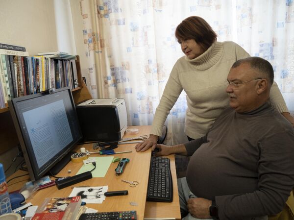 Крымский издатель Сергей Малышев и автор Раиса Горшкова работают над версткой книги Крымский издатель Сергей Малышев и автор Раиса Горшкова работают над версткой книги