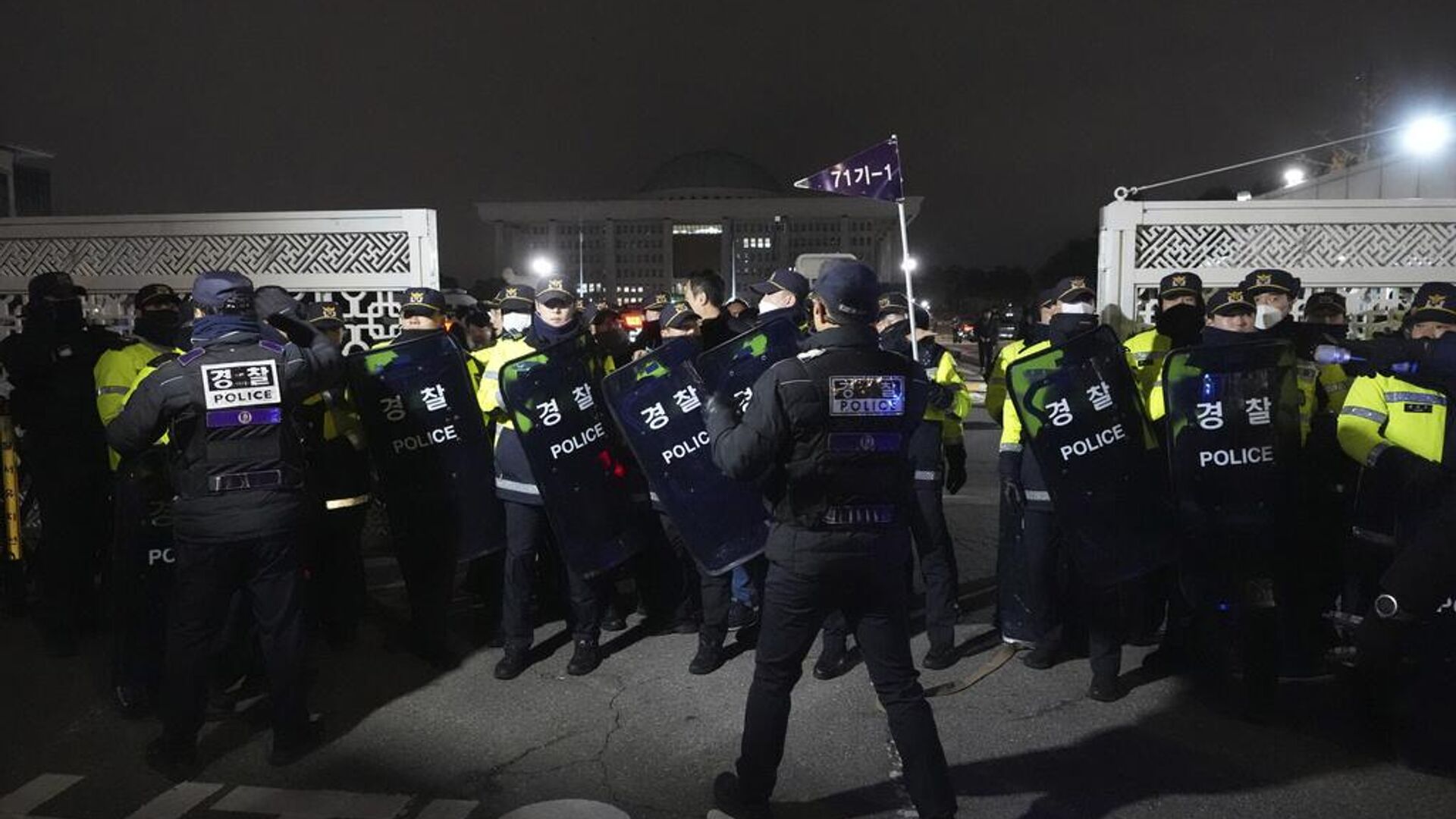 Полицейские стоят на страже перед зданием Национальной ассамблеи в Сеуле, Южная Корея, во вторник, 3 декабря 2024 г - РИА Новости, 1920, 03.12.2024