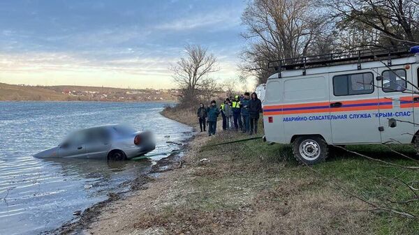 В Симферопольском водохранилище утонула машина с людьми и собакой