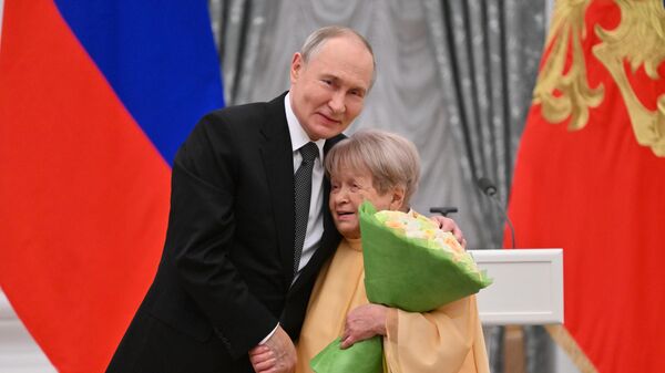 Президент РФ Владимир Путин и композитор Александра Пахмутова