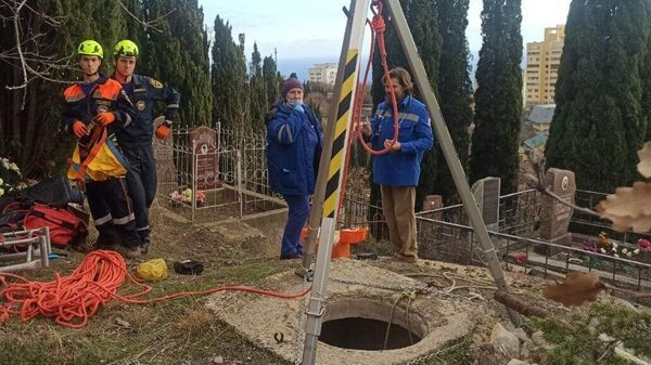 В Алупке в районе городского кладбища мужчина провалился в шестиметровый колодец