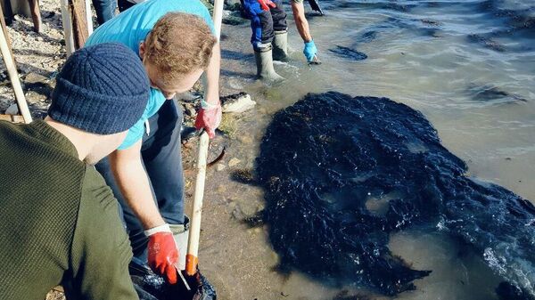 В Керчи на пляже обнаружили мазут