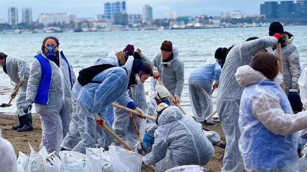 Уборка мазута с пляжей в Краснодарском крае