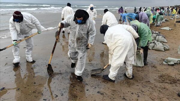 На побережье Кубани море выносит мазут