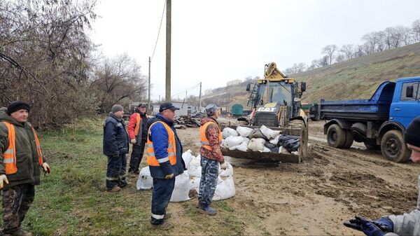 В Керчи убирают мазут с затонувших танкеров