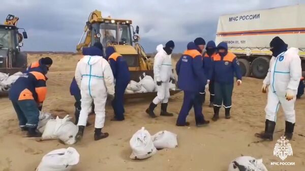 На Кубани и в Крыму продолжается ликвидация разлива мазута