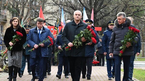 В Симферополе возложили цветы к памятнику воинам-афганцам