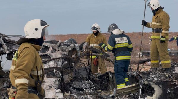 Место крушения самолета в казахстанском аэропорту Актау