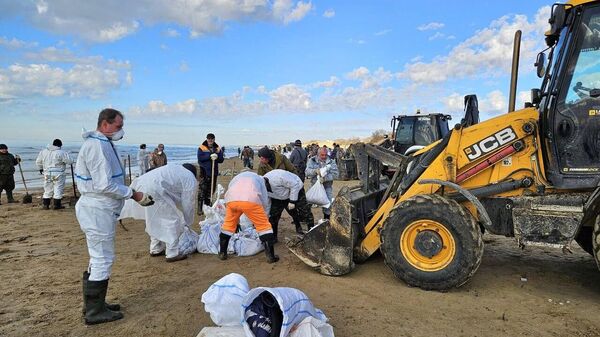 Ликвидация последствий разлива мазута в Керченском проливе