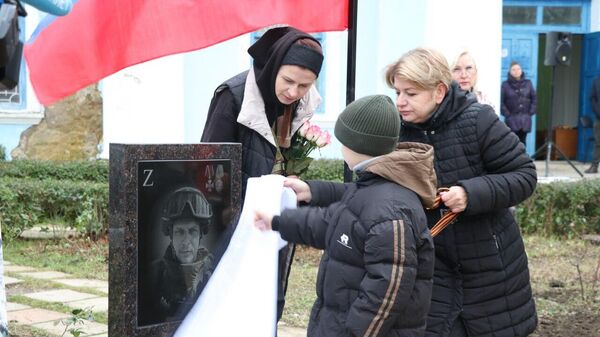 В Феодосии открыли памятный знак участнику спецоперации Александру Гамову