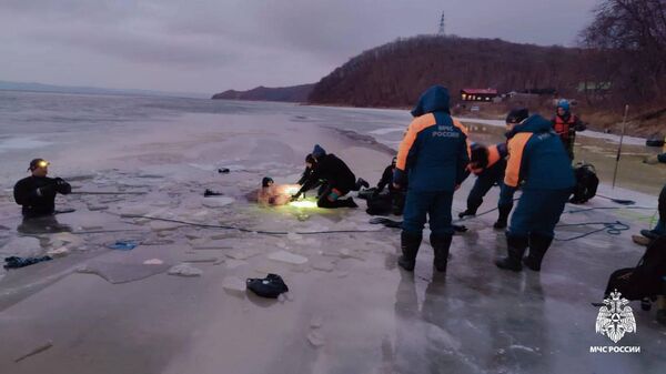 Внедорожник с семейной парой провалился под лед в Приморье