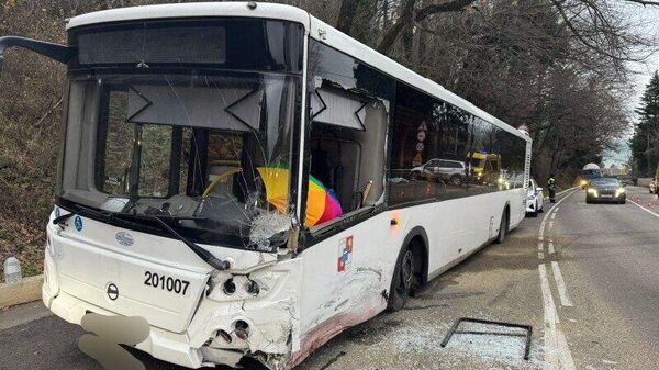 В Сочи при лобовом столкновении кроссовера и рейсового автобуса погиб водитель иномарки