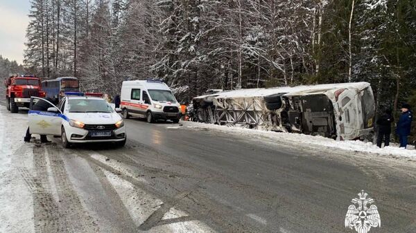 В Карелии перевернулся автобус с туристами