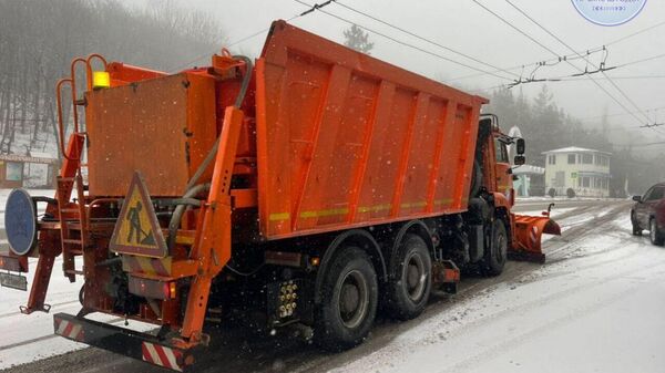 Техника Крымавтодора на Ангарском перевале