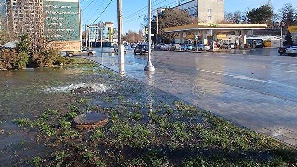 В центре Симферополя прорвало трубу.