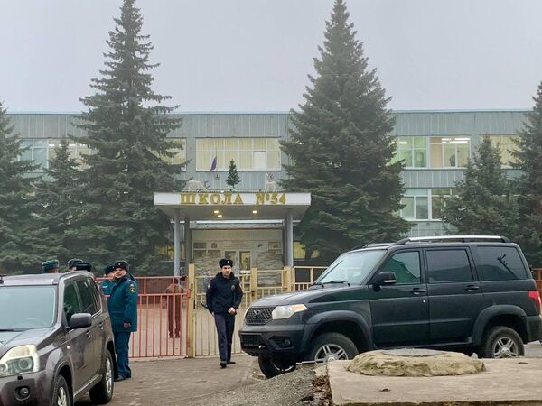 В Курске подросток ворвался в школу с молотком ножами и зажигательной смесью В Курске подросток ворвался в школу с молотком ножами и зажигательной смесью