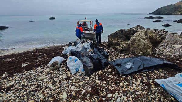 Вывоз грязного грунта морем с диких пляжей в Севастополе