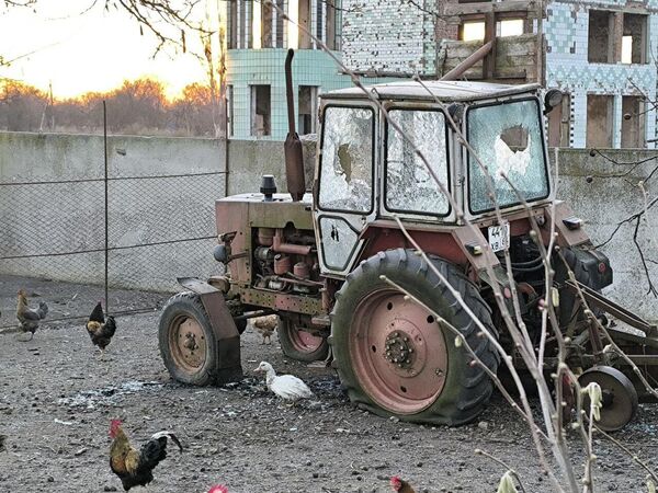 Село в Херсонской области усеяно неразорвавшимися минами после обстрела ВСУ Село в Херсонской области усеяно неразорвавшимися минами после обстрела ВСУ