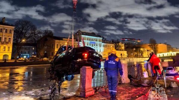 В Санкт-Петербурге машина с тремя людьми рухнула в Фонтанку