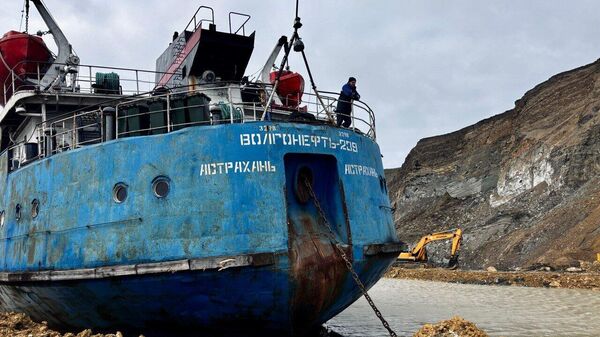 С танкера Волгонефть-239 откачивают мазут в битумовозы