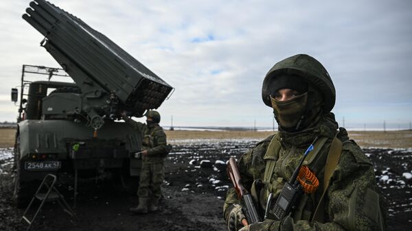 Военнослужащие реактивной артиллерийской батареи РСЗО БМ-21 Град 44-го армейского корпуса группировки войск Север