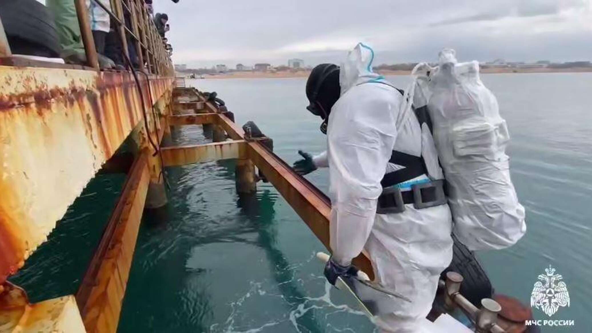 Фото мазута на дне черного моря В Крыму и Севастополе собрали более 1300 тонн загрязненного мазутом песка - РИА 
