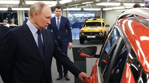Президент РФ Владимир Путин во время осмотра предсерийного автомобиля ЛАДА Искра в ходе посещения завода АвтоВАЗ