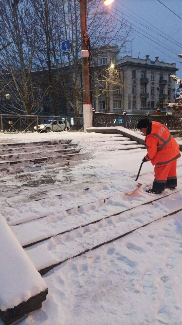 Уборка снега на улицах Симферополя