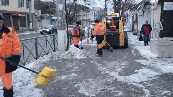 Уборка снега на улицах Симферополя