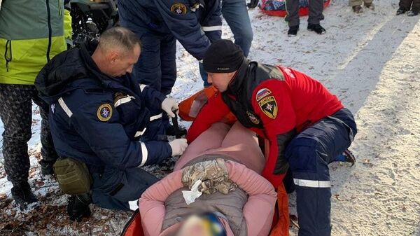Спасатели оказывают помощь пострадавшим во время зимнего отдыха в Крыму