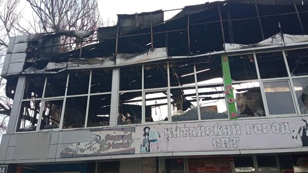 Последствия пожара в торговом центре на Центральном рынке в Симферополе