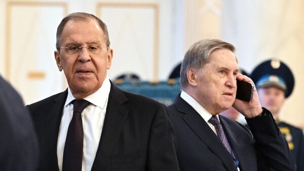 Министр иностранных дел РФ Сергей Лавров (слева) и помощник президента РФ Юрий Ушаков