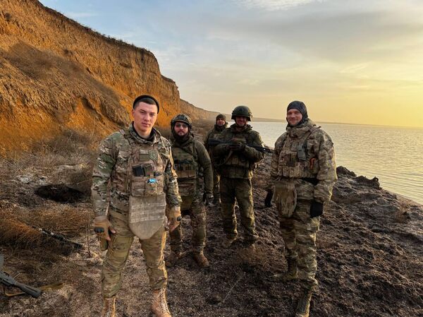 Военнослужащий Сергей, позывной Зверь с боевыми товарищами